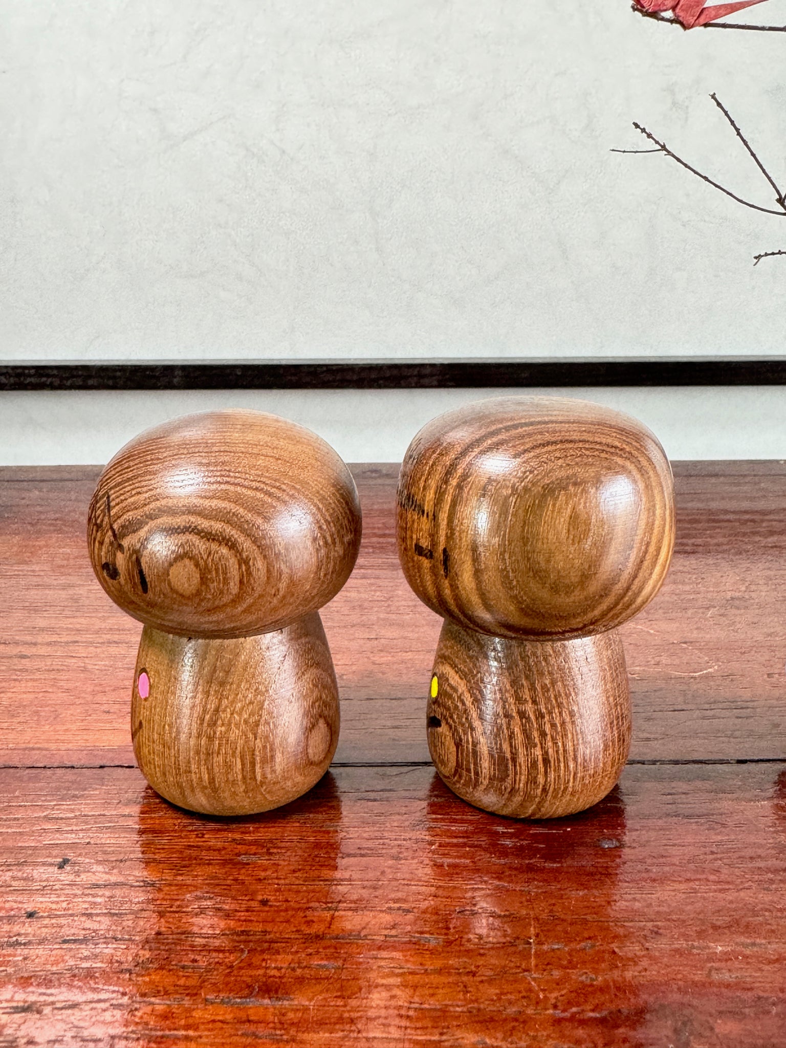 kokeshi couple Yamanaka Sanpei motif branche de cerisier stylisé, vue profil gauche