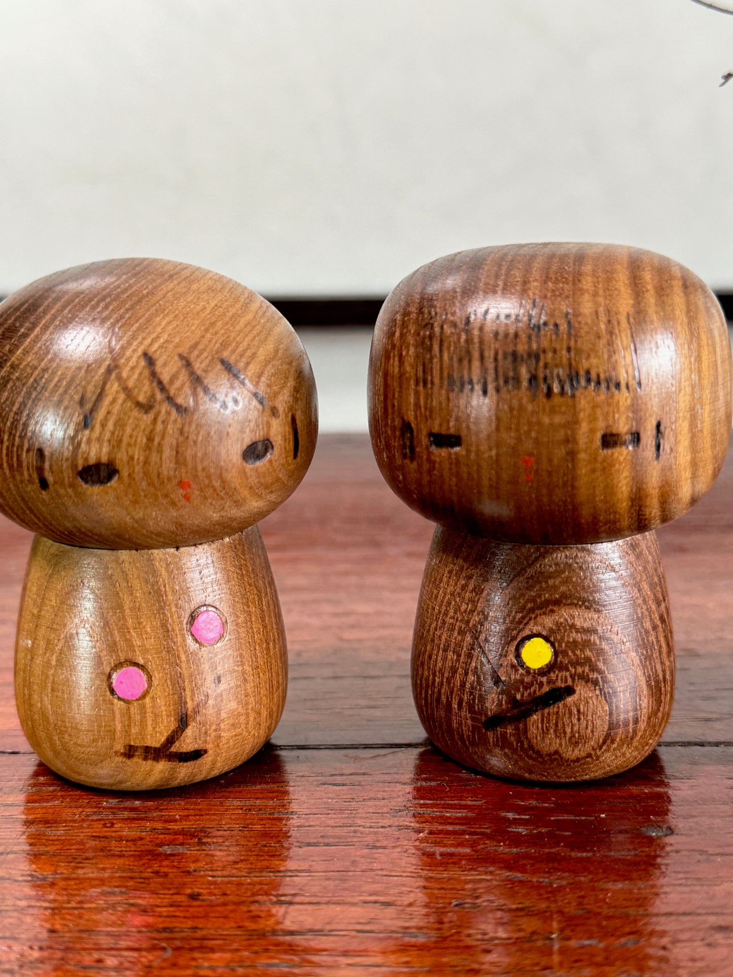 kokeshi couple Yamanaka Sanpei motif branche de cerisier stylisé, gros plan