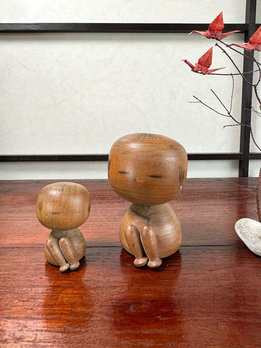 Couple de Kokeshi assise