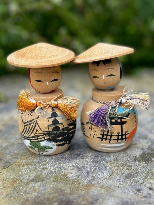 Kokeshi couple japonais avec dessins sumi-e de paysage et Torii, chapeau en bois et rubans colorés