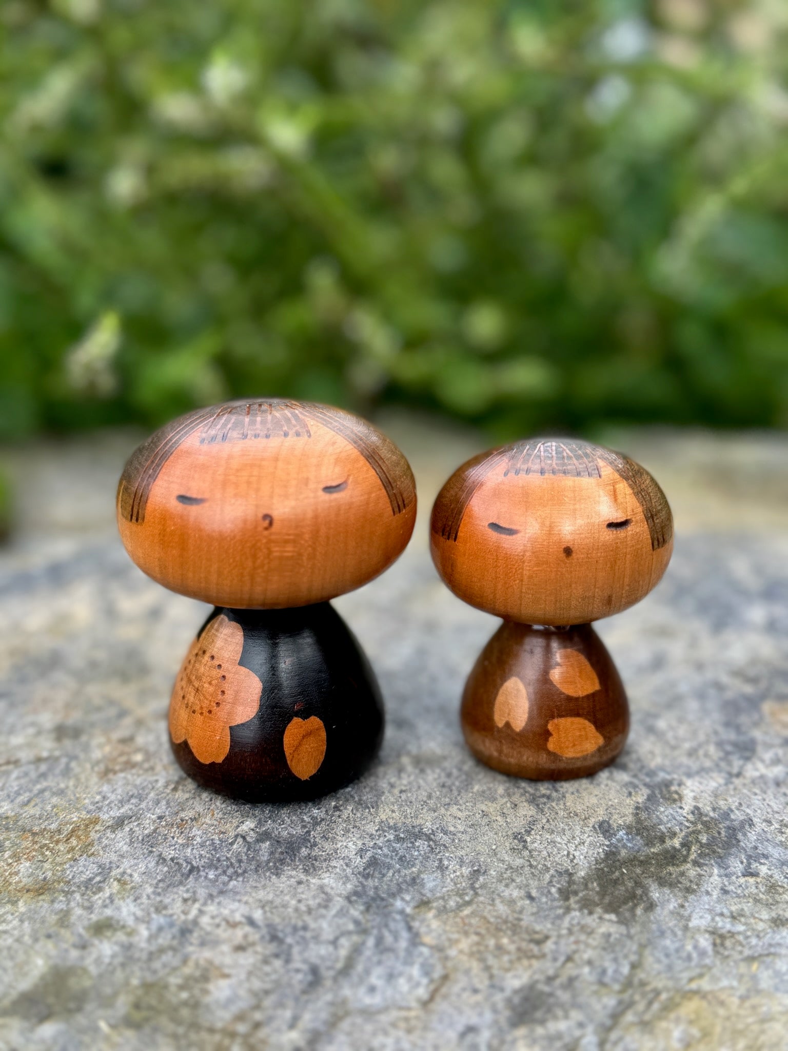 Couple de kokeshi fleur de cerisier et feuilles