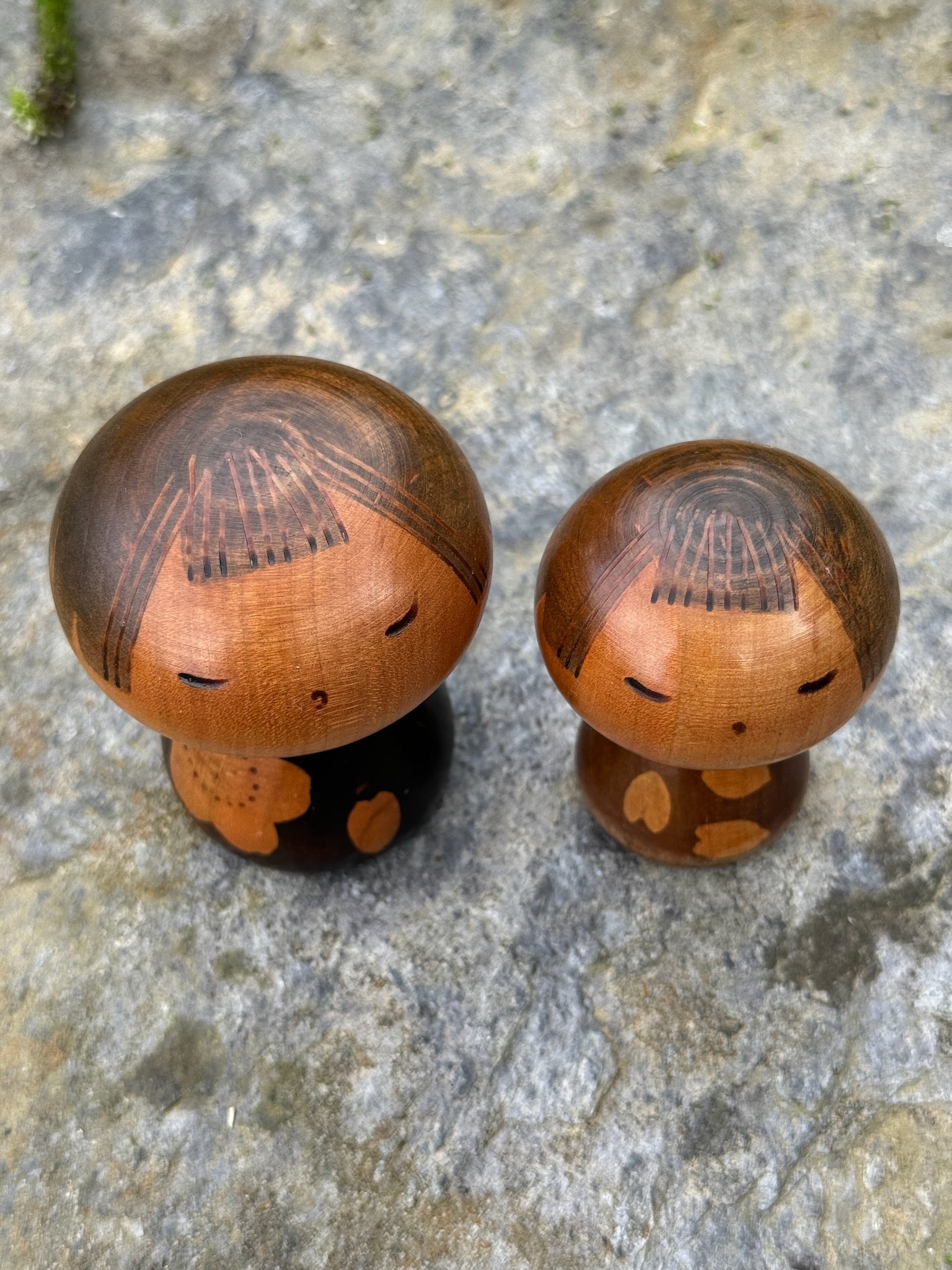 Couple de kokeshi fleur de cerisier et feuilles vue dessus