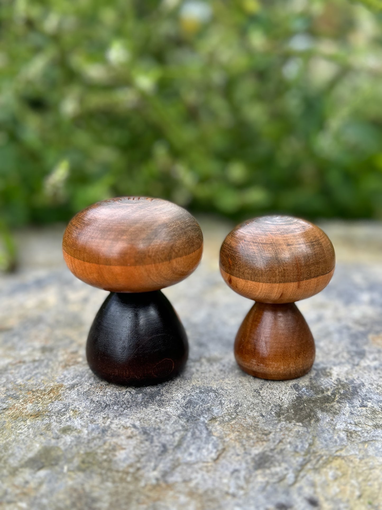 Couple de kokeshi fleur de cerisier et feuilles vue de dos