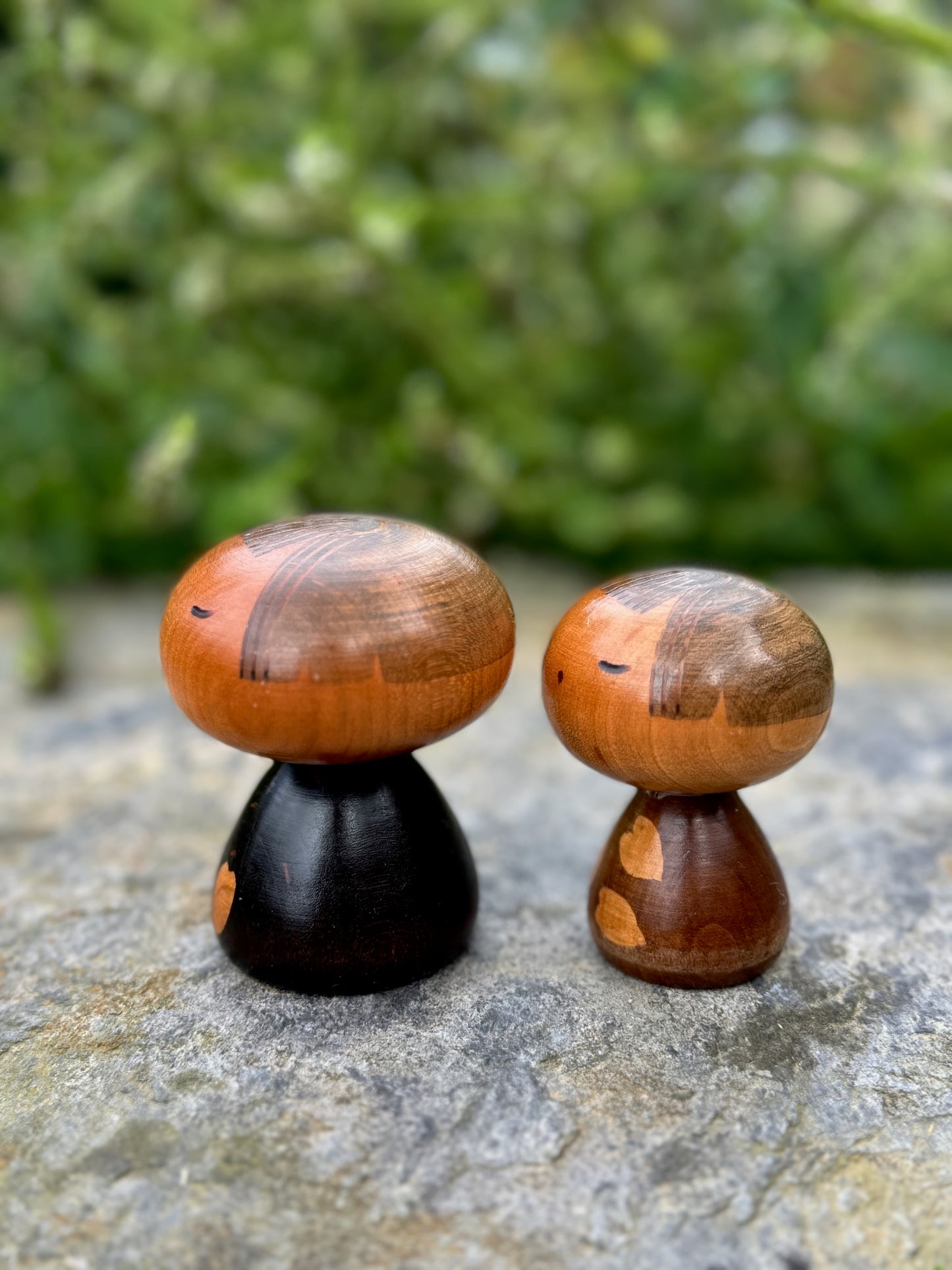 Couple de kokeshi fleur de cerisier et feuilles vue de profil gauche