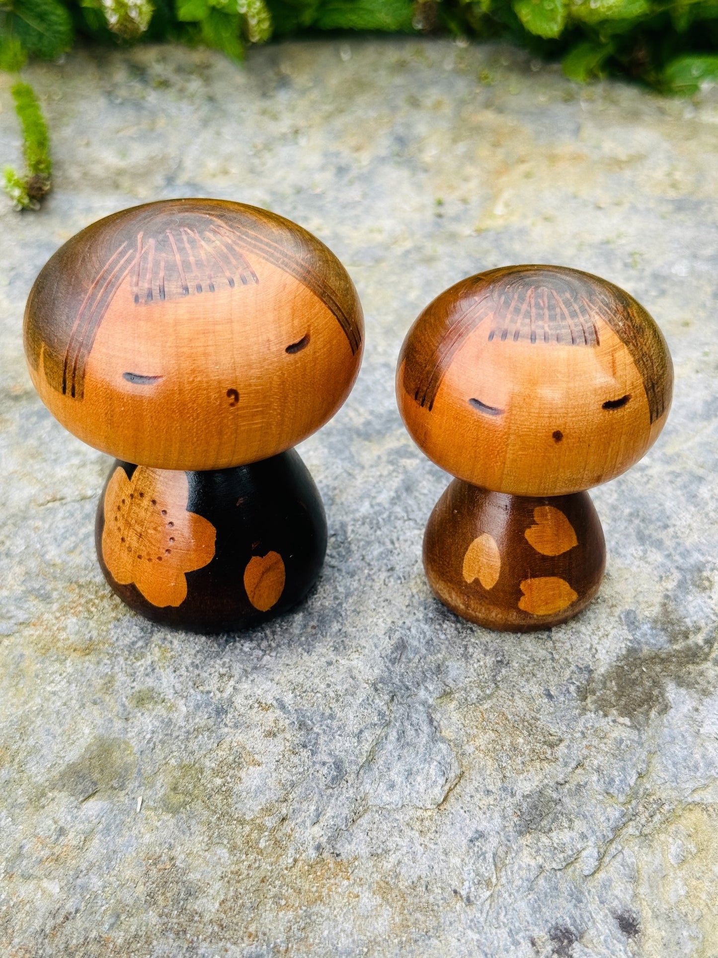 Couple de kokeshi fleur de cerisier et feuilles yeux