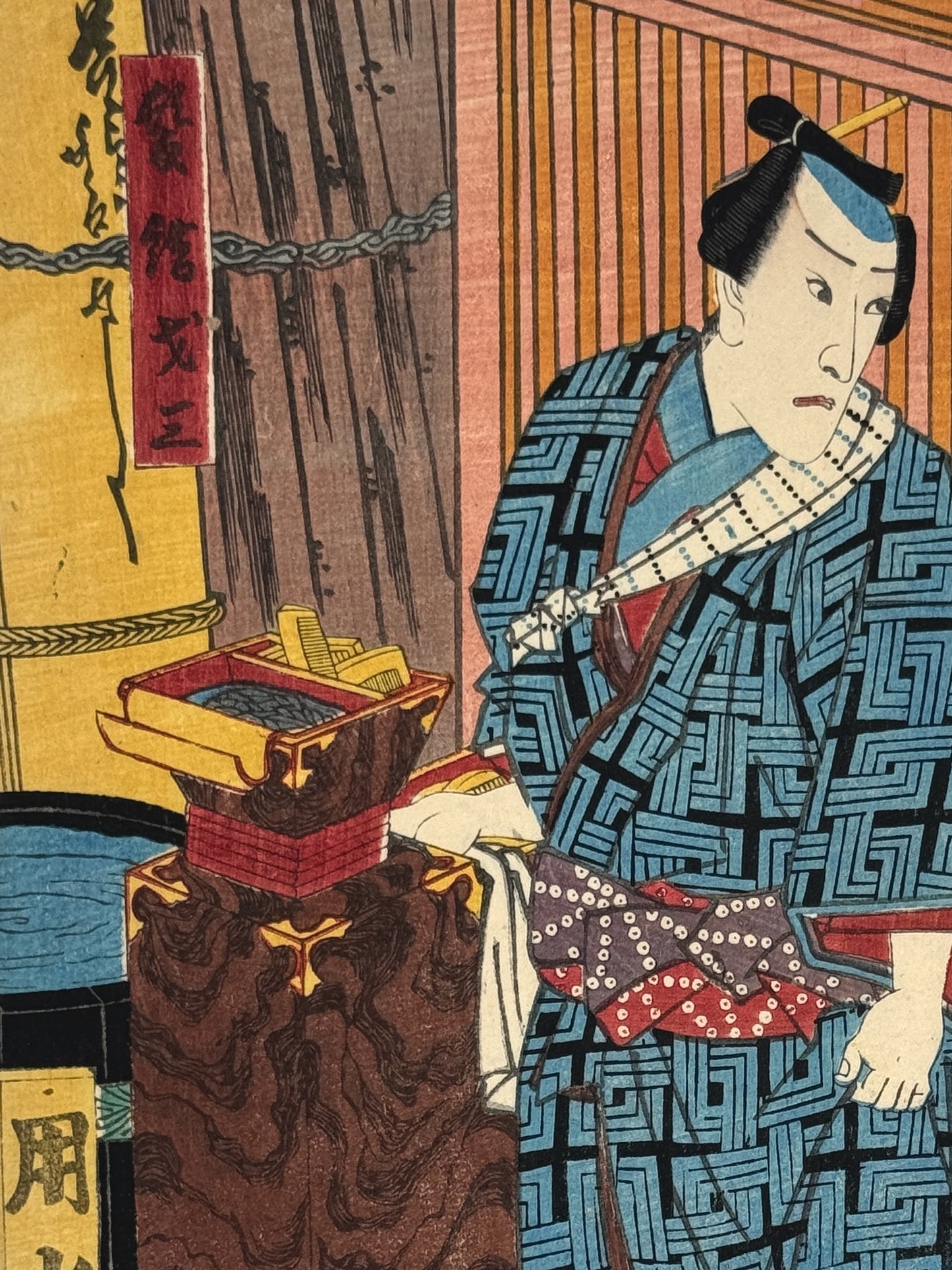 estampe japonaise homme en kimono bleu avec nécessaire à coiffure à la main, gros plan sur le visage et les peingnes