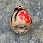 Daruma en bois blanc peint noir et rouge avec calligraphie vue dessous