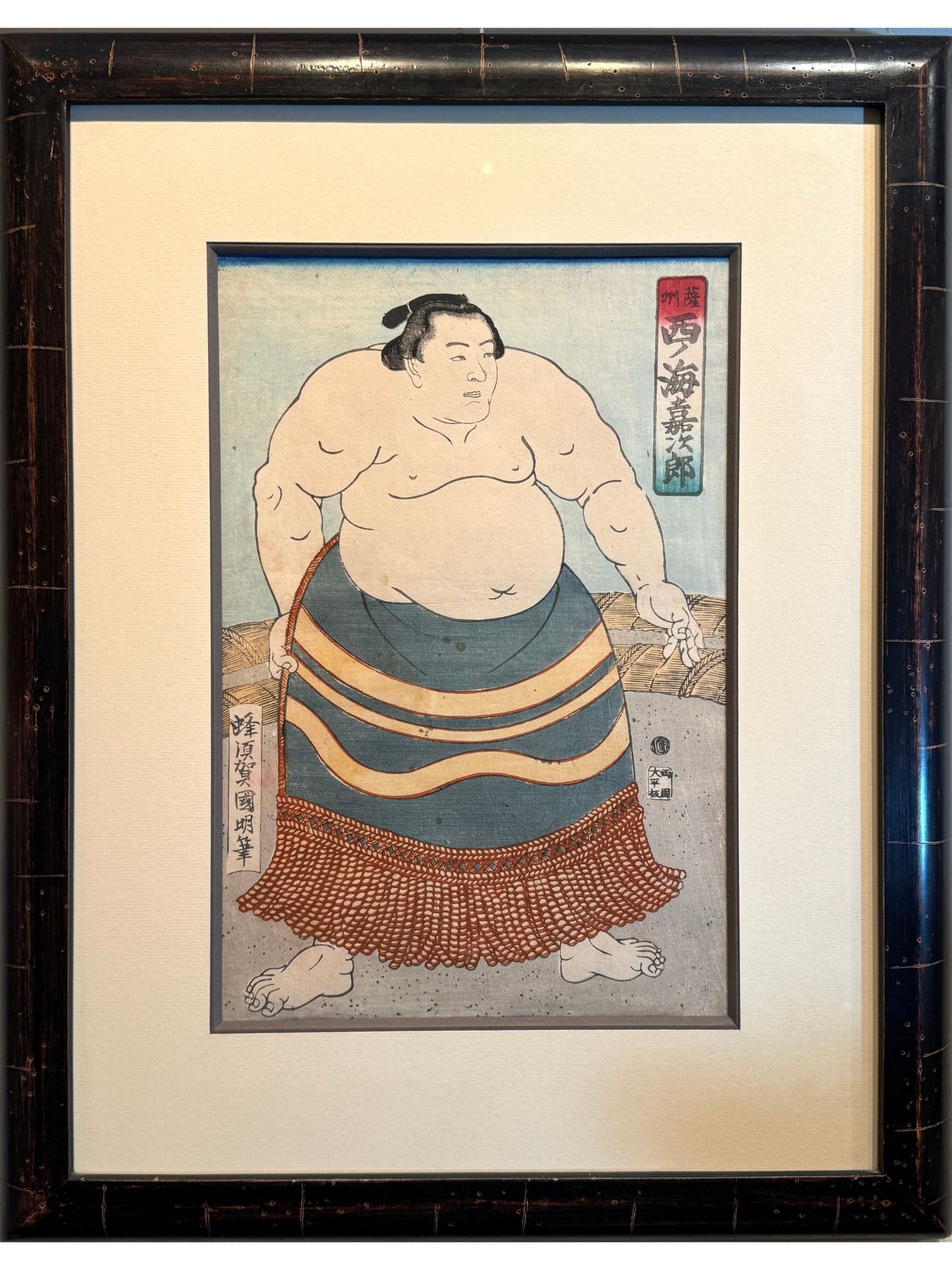 estampe japonaise encadrée de Kuniaki, portrait de sumo en pied avec pagne, cadre noir usé