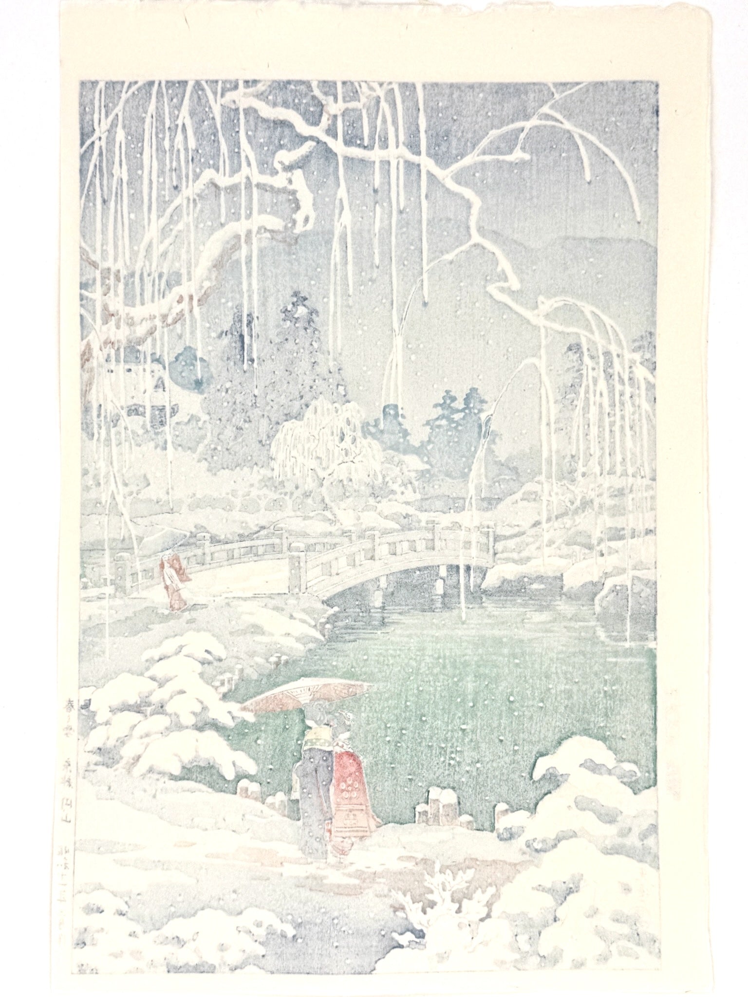 estampe japonaise paysage de neige de Koitsu, étang, pont japonais, personnages sous parapluie, dos de l'estampe