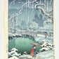 estampe japonaise paysage de neige de Koitsu, étang, pont japonais, personnages sous parapluie 