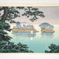 estampe japonaise paysage de Koitsu, les îles aux pins de Matsushima sous la pluie, un bateau à voile passant sur la mer, pin en premier plan