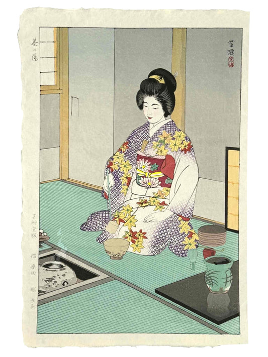 Estampe Japonaise Shin Hanga de Kasamatsu Shiro, femme pratiquant la cérémonie du thé japonaise sur tatami, dans une maison traditionnelle. Kimono violet avec feuilles d'érables jaunes et rouge. Ustensiles de cérémonie installés autour d'elle. 