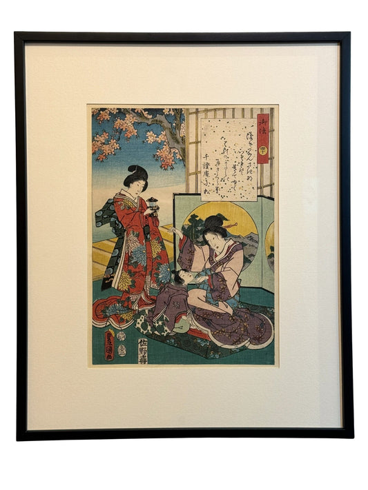 Estampe Japonaise encadrée avec un cadre noir, de Kunisada femme assise un enfant sur les genoux, une geisha en kimono rouge lui apportant une tasse de thé sur un plateau, sous les cerisiers en fleurs