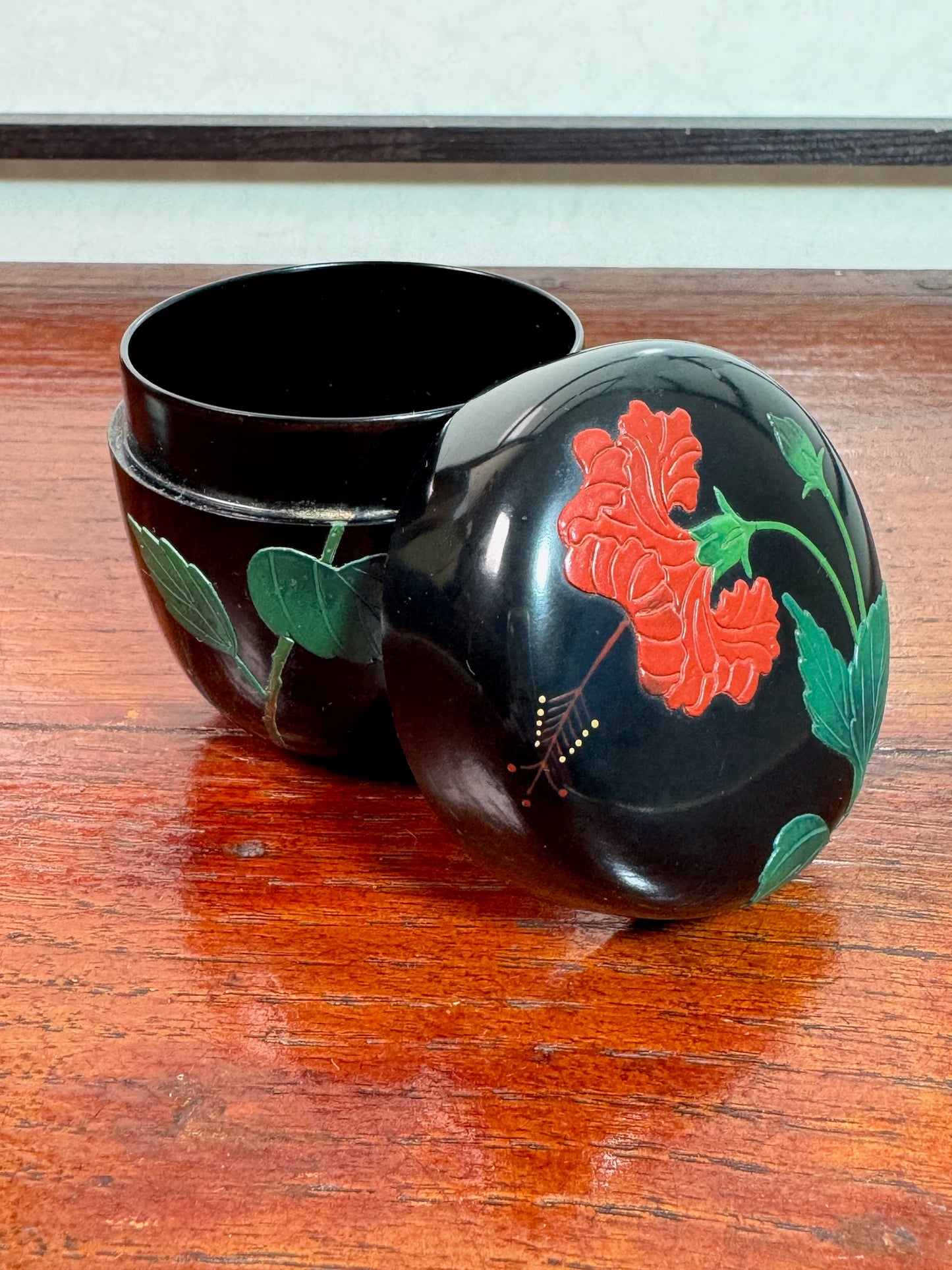 Natsume en laque noire d’Okinawa fleur d'hibiscus ouvert