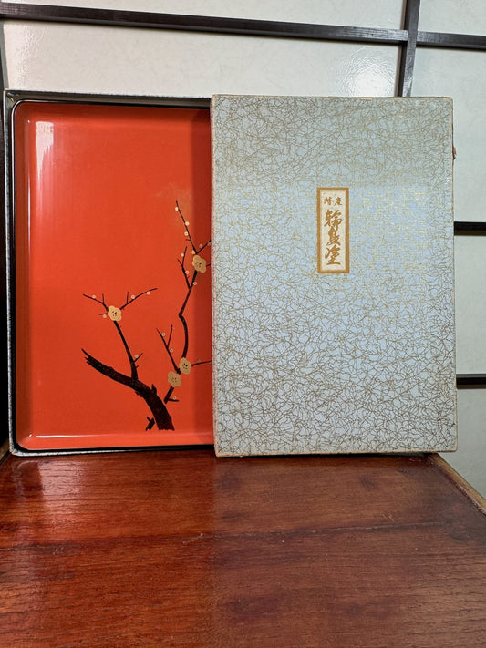 Plateau rectangulaire en laque japonaise rouge vermillon avec motif de branche de cerisier noir et or, avec boite d'origine.