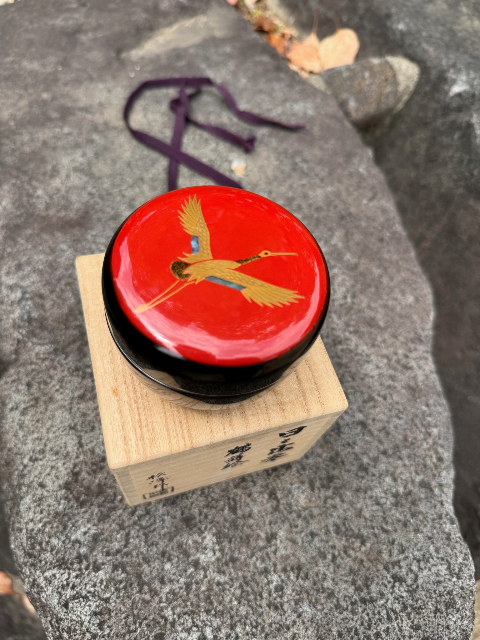 Boîte en laque Echizen Urushi de Nakade Matsumine avec motif de grue sur fond rouge.