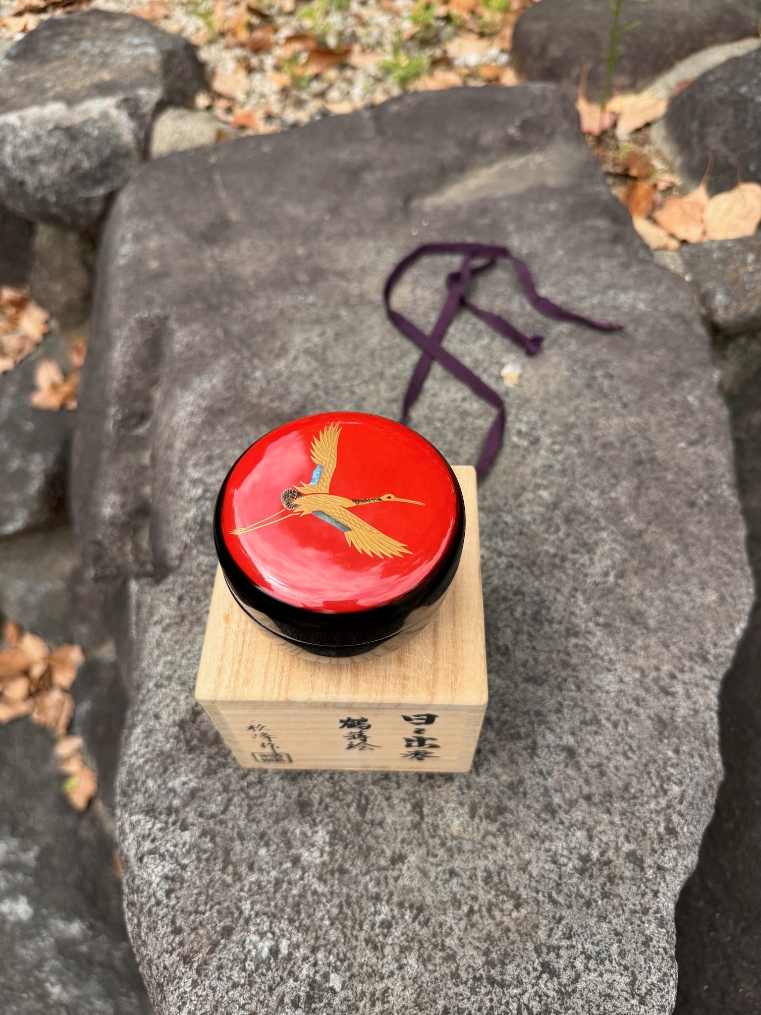 Boîte en laque Echizen Urushi de Nakade Matsumine avec motif de grue sur fond rouge, vue de dessus