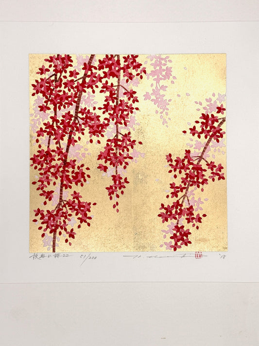 estampe japonaise contemporaine branche de cerisier pleureur avec fleurs rouges et roses sur fond or