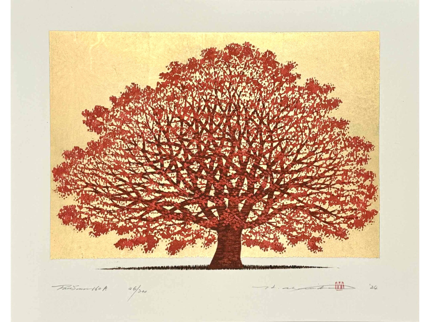 Estampe japonaise contemporaine de Namiki Hajime, Un grand arbre rouge sur fond or, signé et numéroté au crayon à papier.