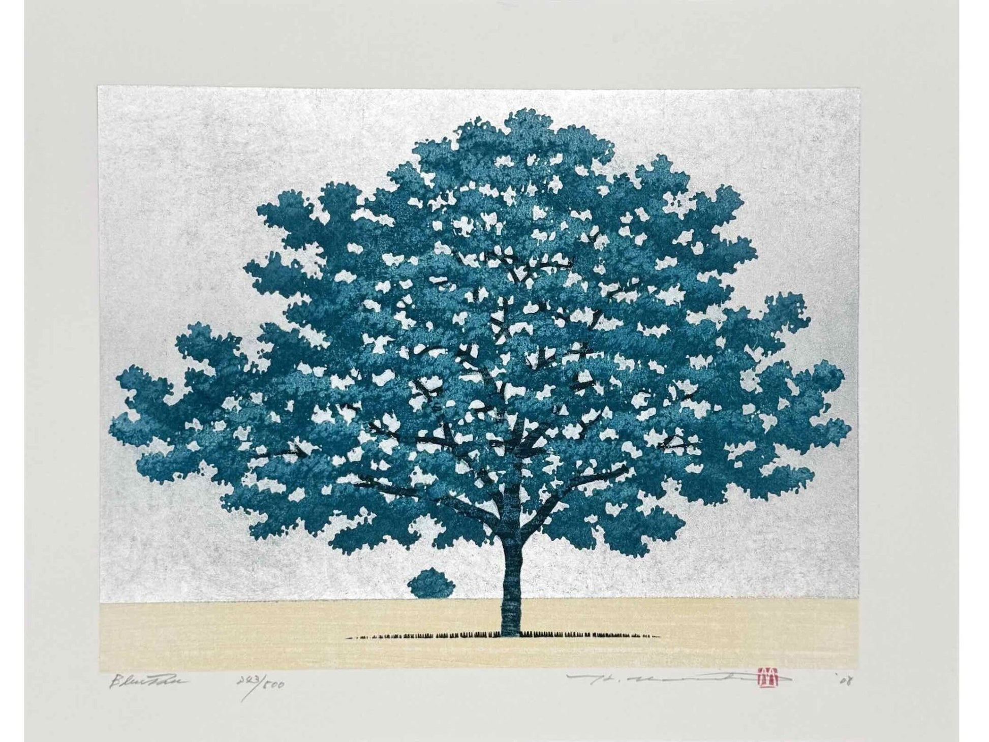 Estampe Japonaise contemporaine de Namiki Hajime, arbre bleu sur fond argenté. Plaine beige.  