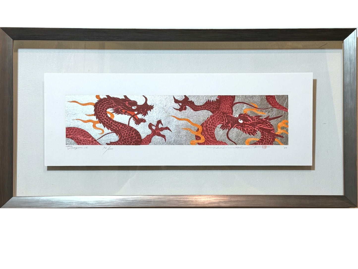 estampe japonaise contemporaine encadrée de namiki hajime deux dragons rouges se faisant face, cadre argent et entre-deux-verre