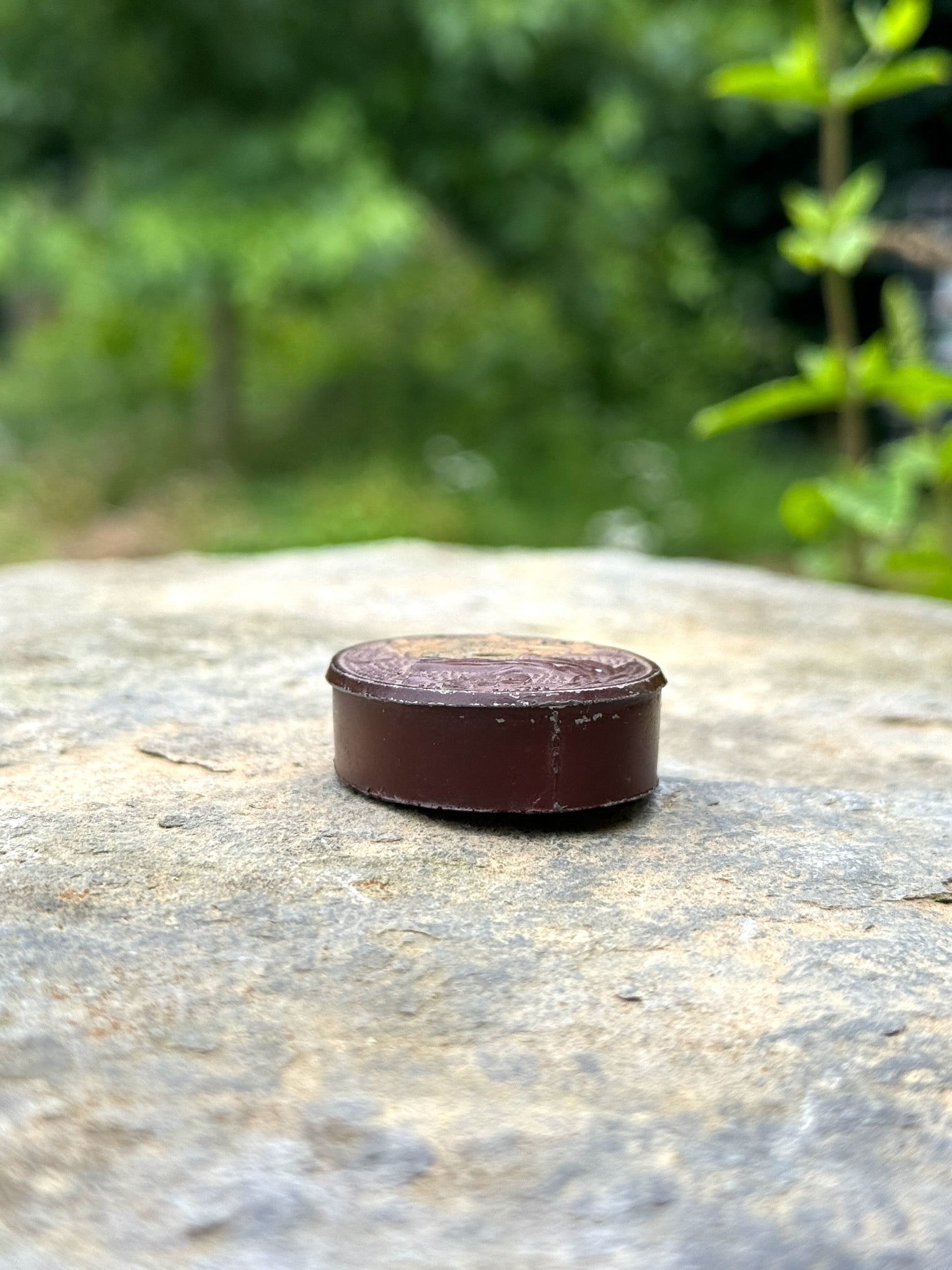 suiteki compte-goutte japonais en métal marron motif oiseau sur branche cerisier en fleur, vu de côté