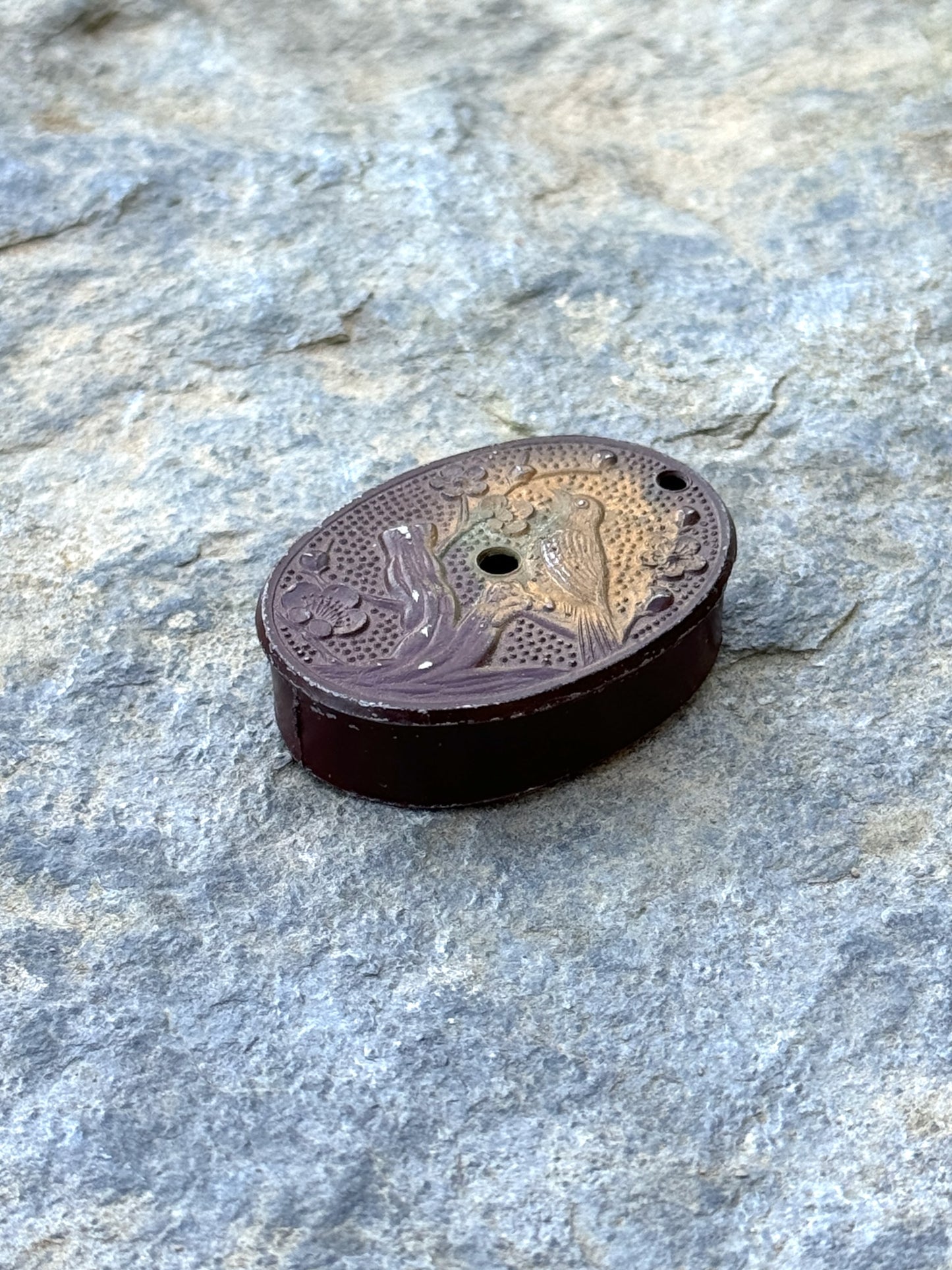 suiteki compte-goutte japonais en métal marron motif oiseau sur branche cerisier en fleur, vu de profil