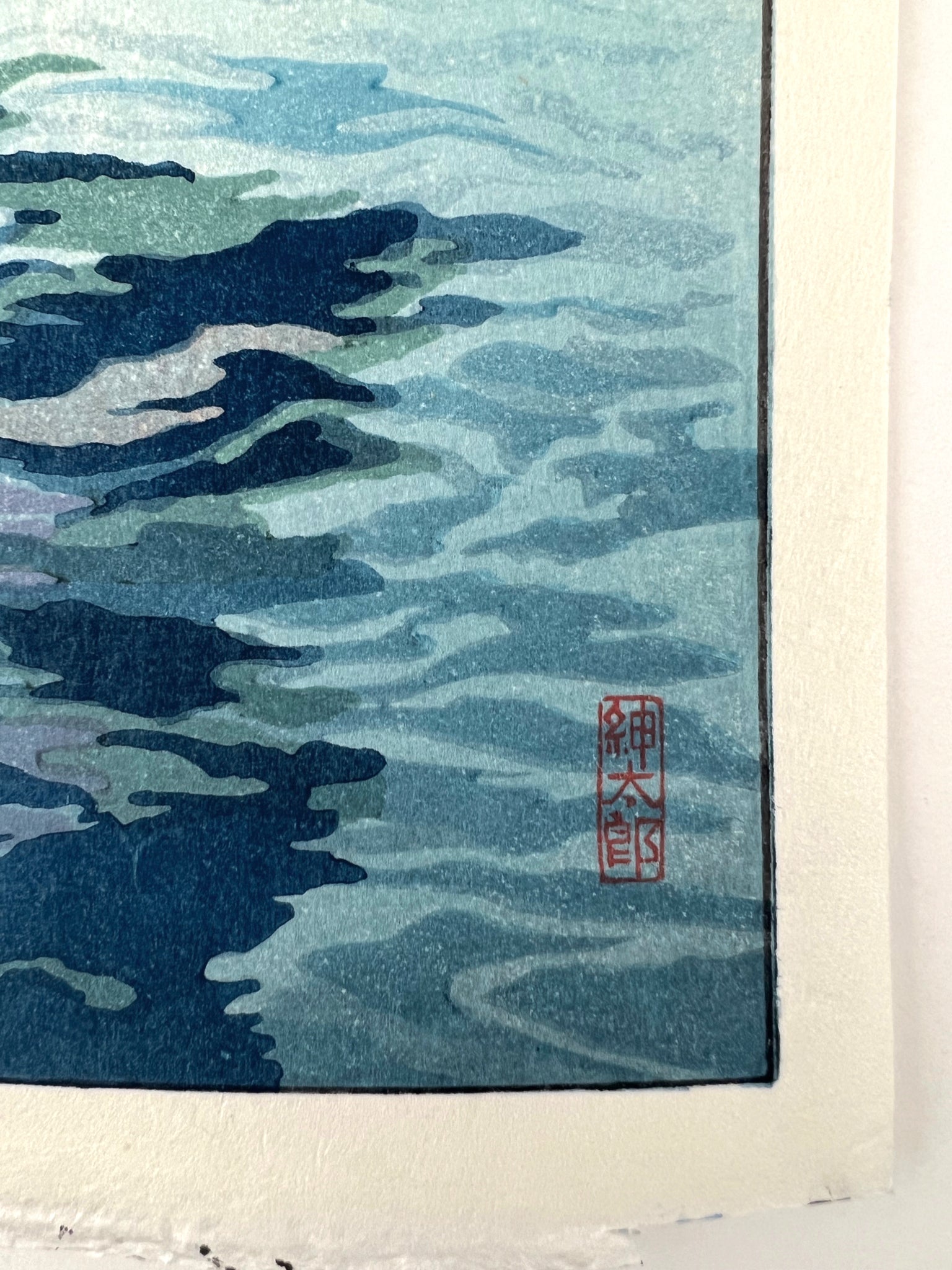 estampe japonaise un voilier sur la mer la nuit, la signature de l'artiste