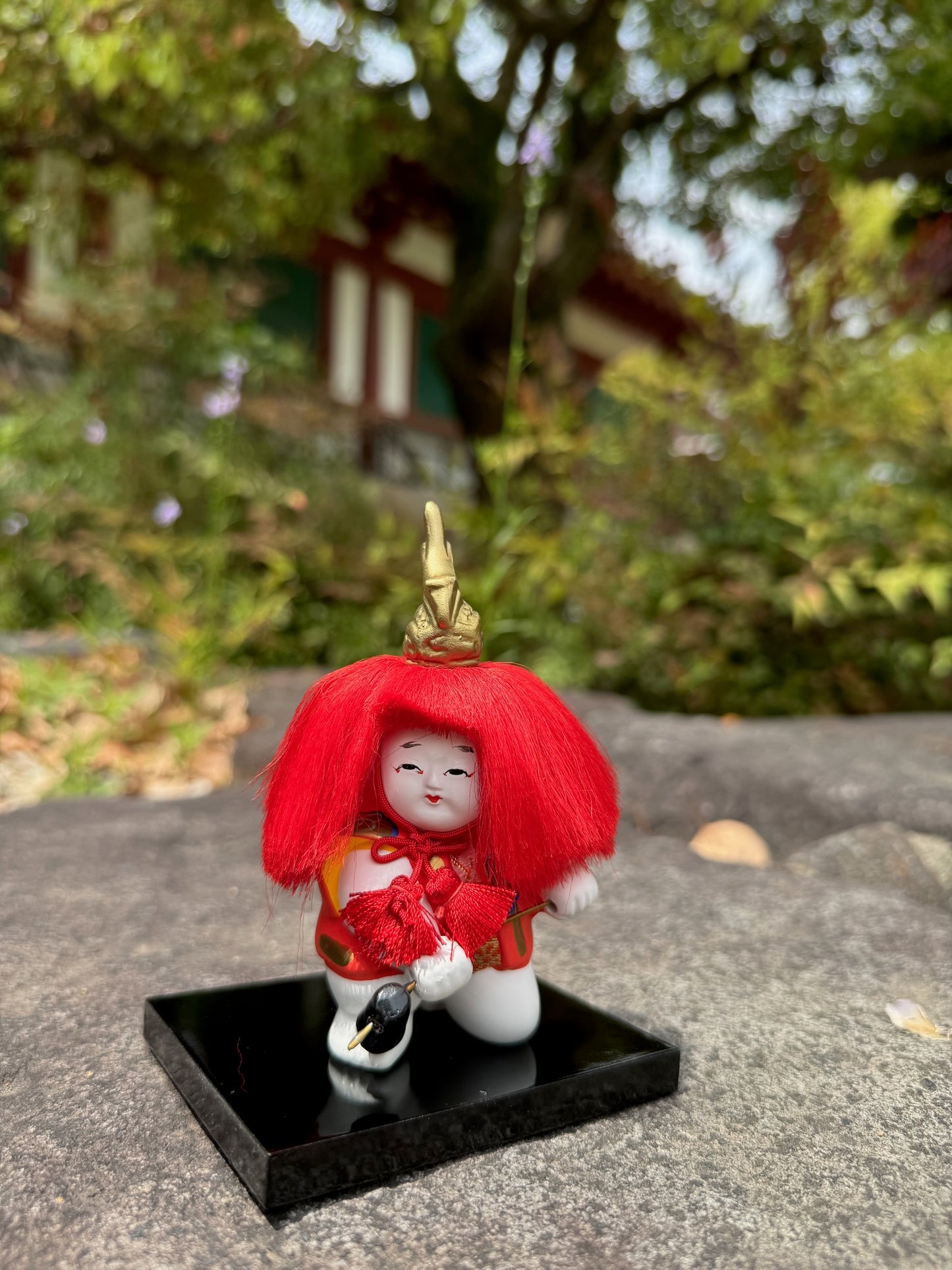 poupée japonaise gosho aux cheveux rouges danse du lion