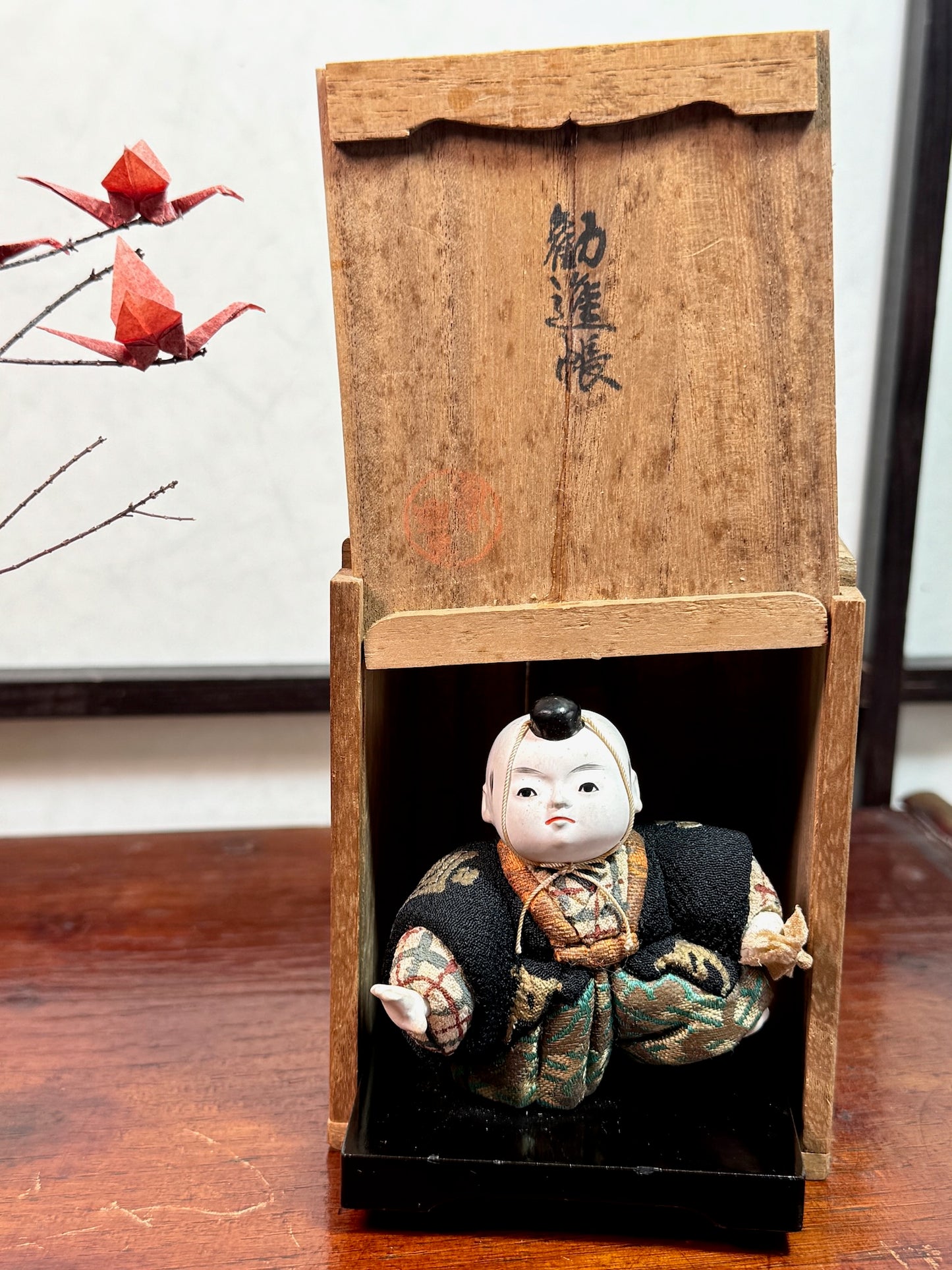 poupée japonaise gosho danseur une jambe levée, dans sa boite en bois avec couvercle avec calligraphie japonaise