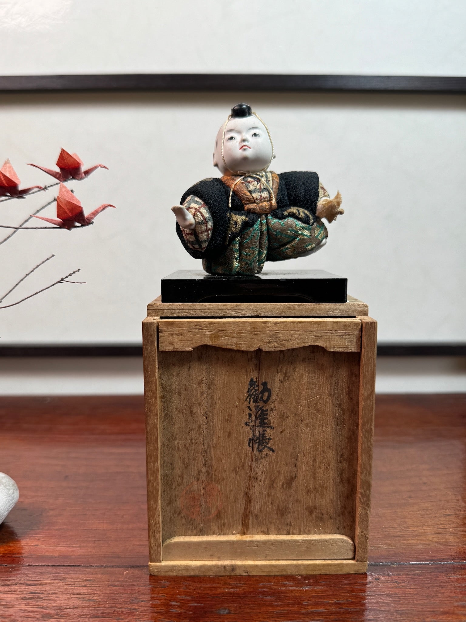 poupée japonaise gosho danseur une jambe levée sur sa boite en bois