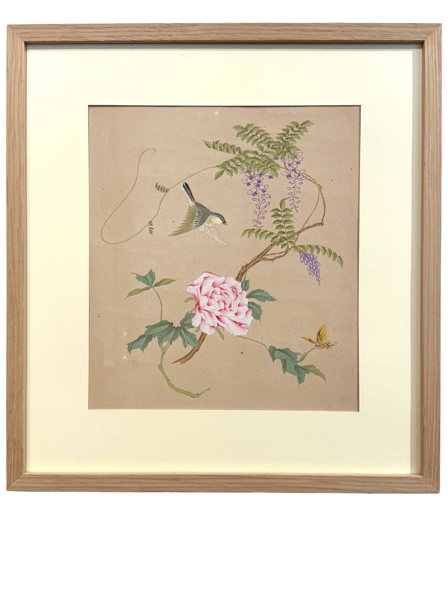 peinture originale japonaise Kacho-ga représentant oiseau et papillon survolant glycine et pivoine, encadrée avec un cadre en chêne naturel