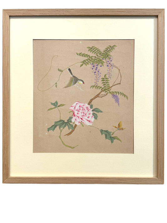 peinture originale japonaise Kacho-ga représentant oiseau et papillon survolant glycine et pivoine, encadrée avec un cadre en chêne naturel