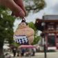 Clochette sumo en céramique peinte à la main, suspendue par une cordelette rouge, représentant un lutteur sumo avec un mawashi bleu et blanc video