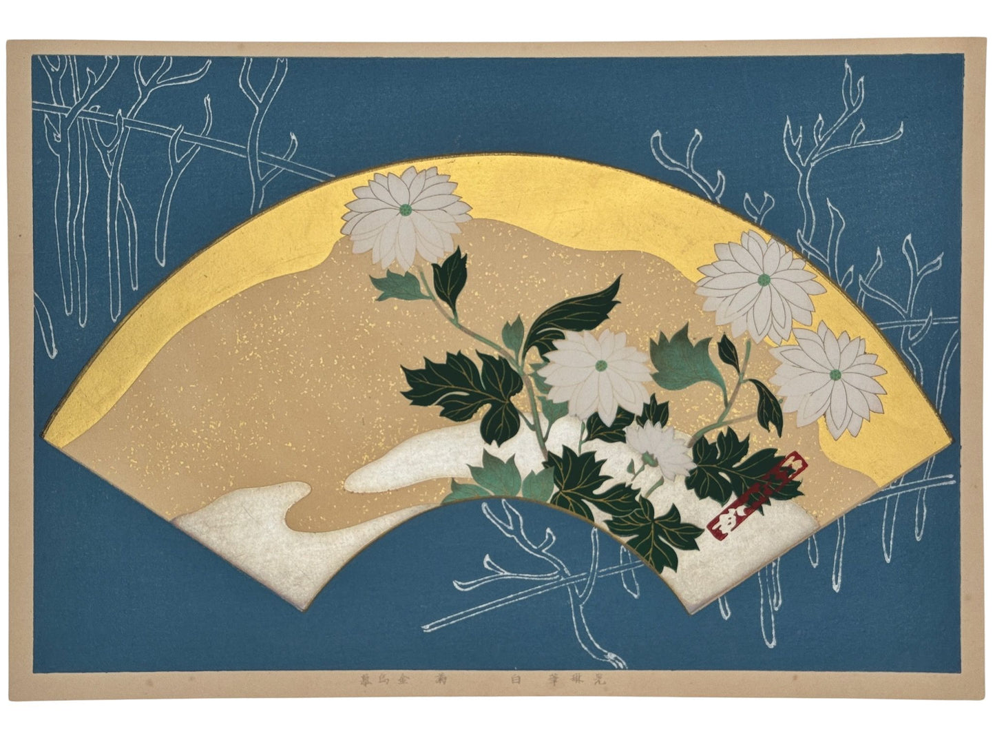 estampe japonaise école Rinpa, chrysanthème blanc sur forme éventail or et maki-e sur fond bleu