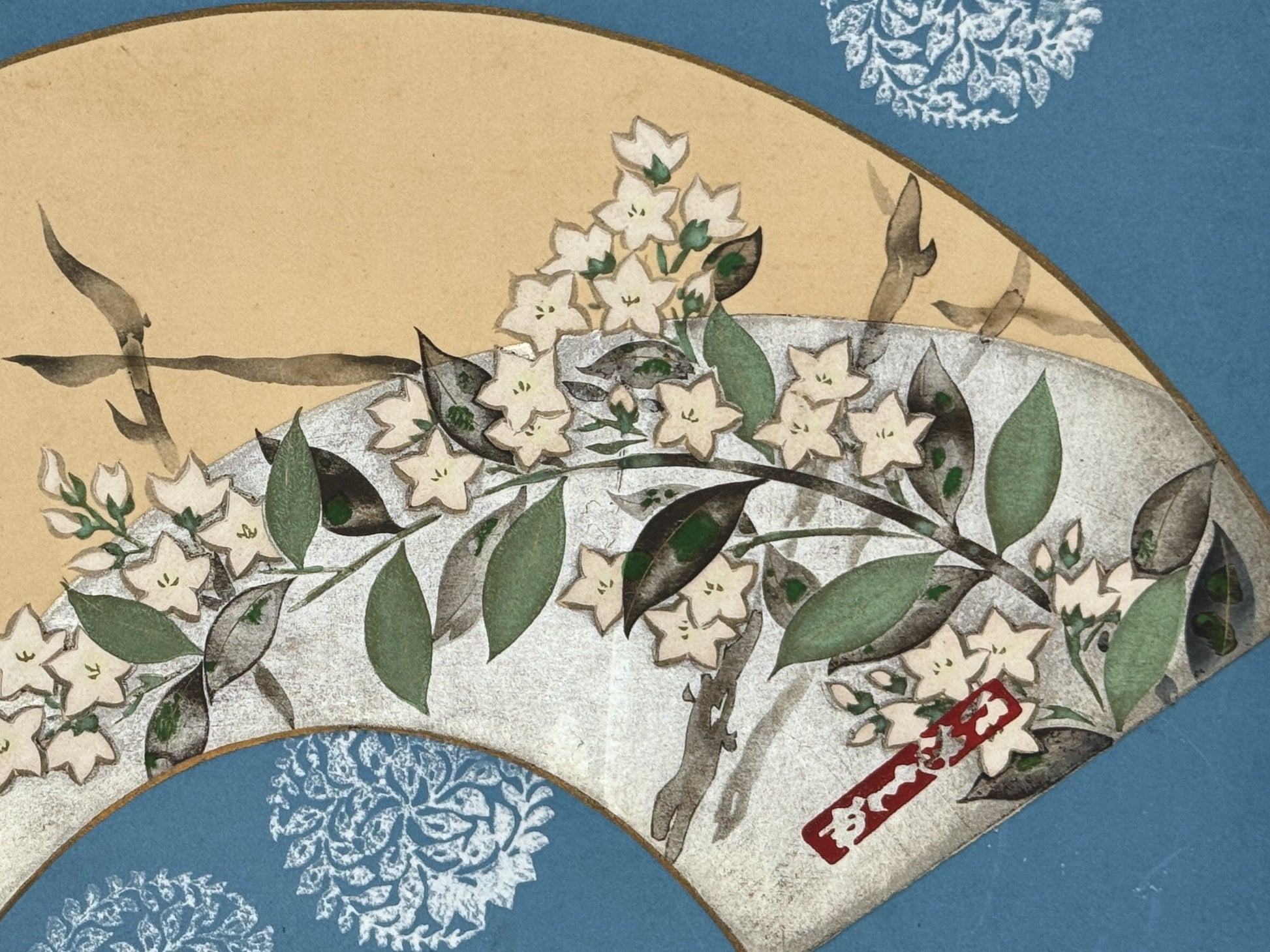 estampe japonaise école Rinpa, fleurs blanches sur fond argent en forme éventail sur fond bleu, gros plan sur fleurs