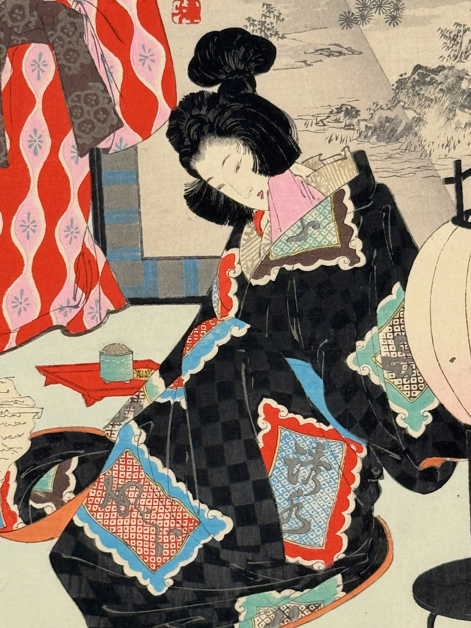 estampe japonaise de Toshikata Mizuno, femme et jeune fille lisant kimono noir à motifs calligraphiés