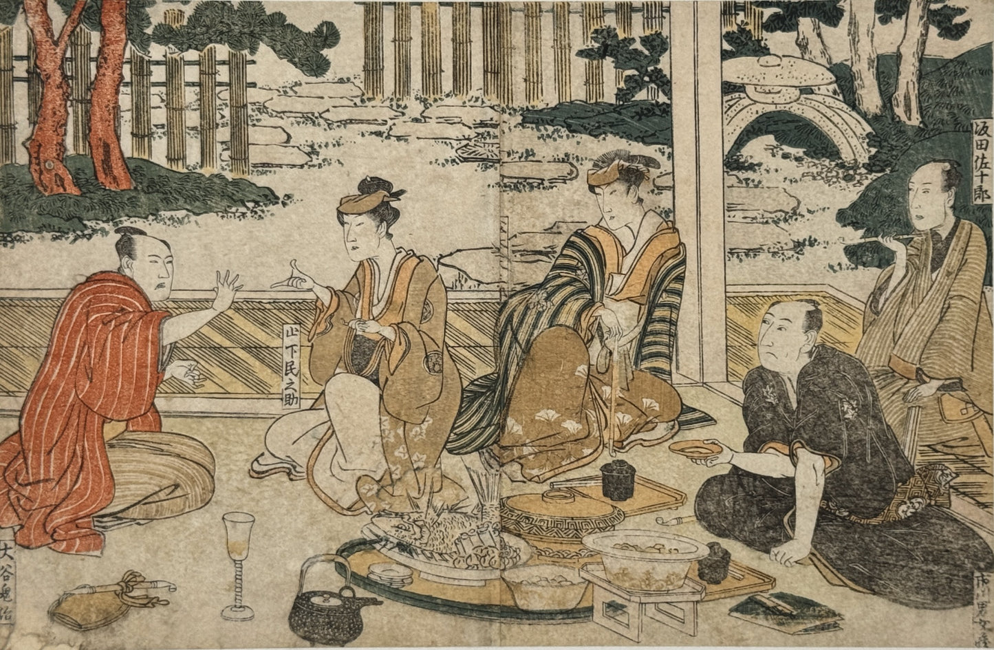 estampe japonaise de Toyokuni 1 Utagawa, hommes en kimono assis sur une terrasse et partageant un repas de poissons, deux acteurs jouent au jeu chifumi (janken en japonais), en arriere plan jardin japonais et lanterne en pierre