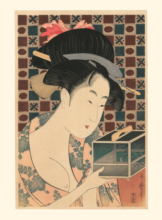 Estampe japonaise de Kitagawa Utamaro représentant une jeune femme regardant une boîte à insectes, fond de motifs géométriques, tirage Fine Art reproduction