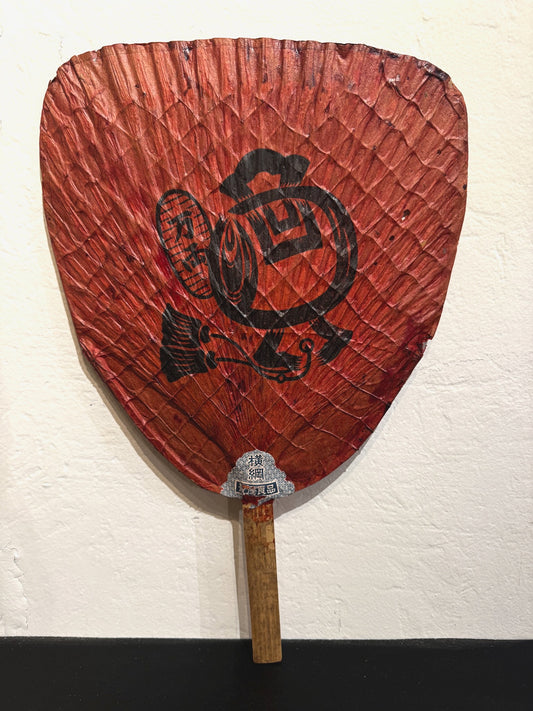 éventail japonais type uchiwa, de couleur rouge avec motif tambour japonais taiko