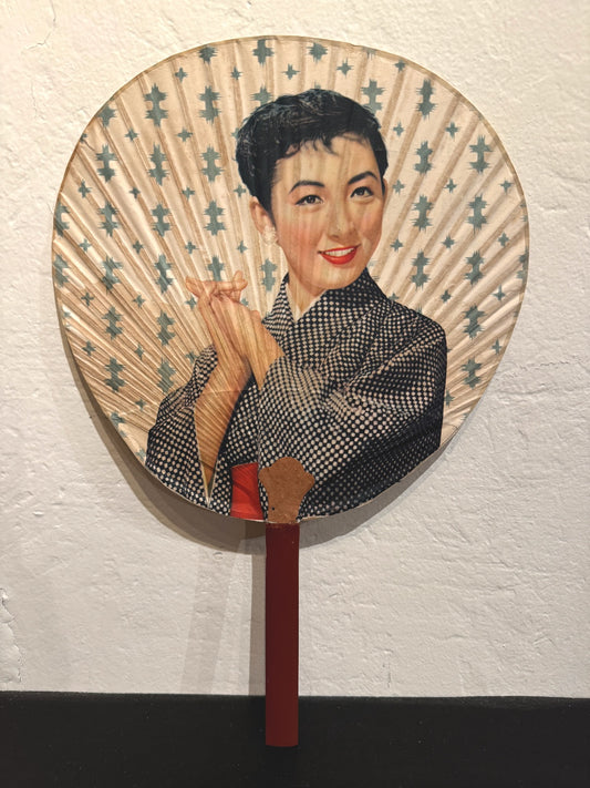 éventail japonais uchiwa avec femme en kimono, l'air ravie