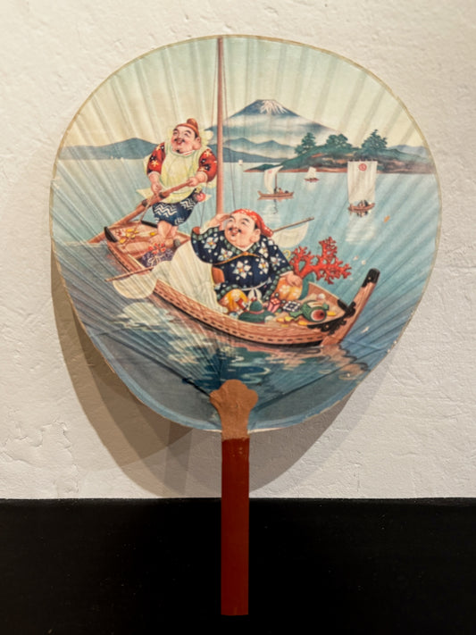 eventail japonais uchiwa avec Ebisu et Daikoku, Dieux du bonheur sur un bateau devant le Mont Fuji