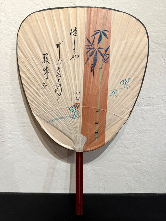 éventail japonais uchiwa avec rivière bambou et calligraphie