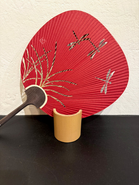 Éventail ajouré japonais en bambou et papier washi rouge avec motifs de libellules 