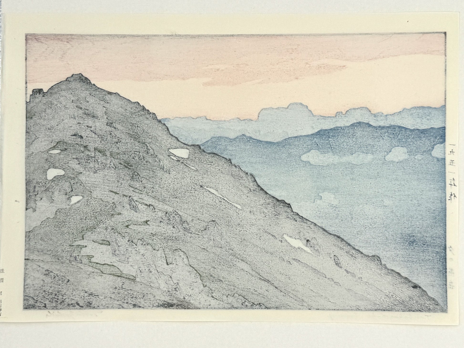 estampe japonaise de Yoshida Toshi, paysage montagne bleue lumière orangé du soleil couchant, verso de l'estampe