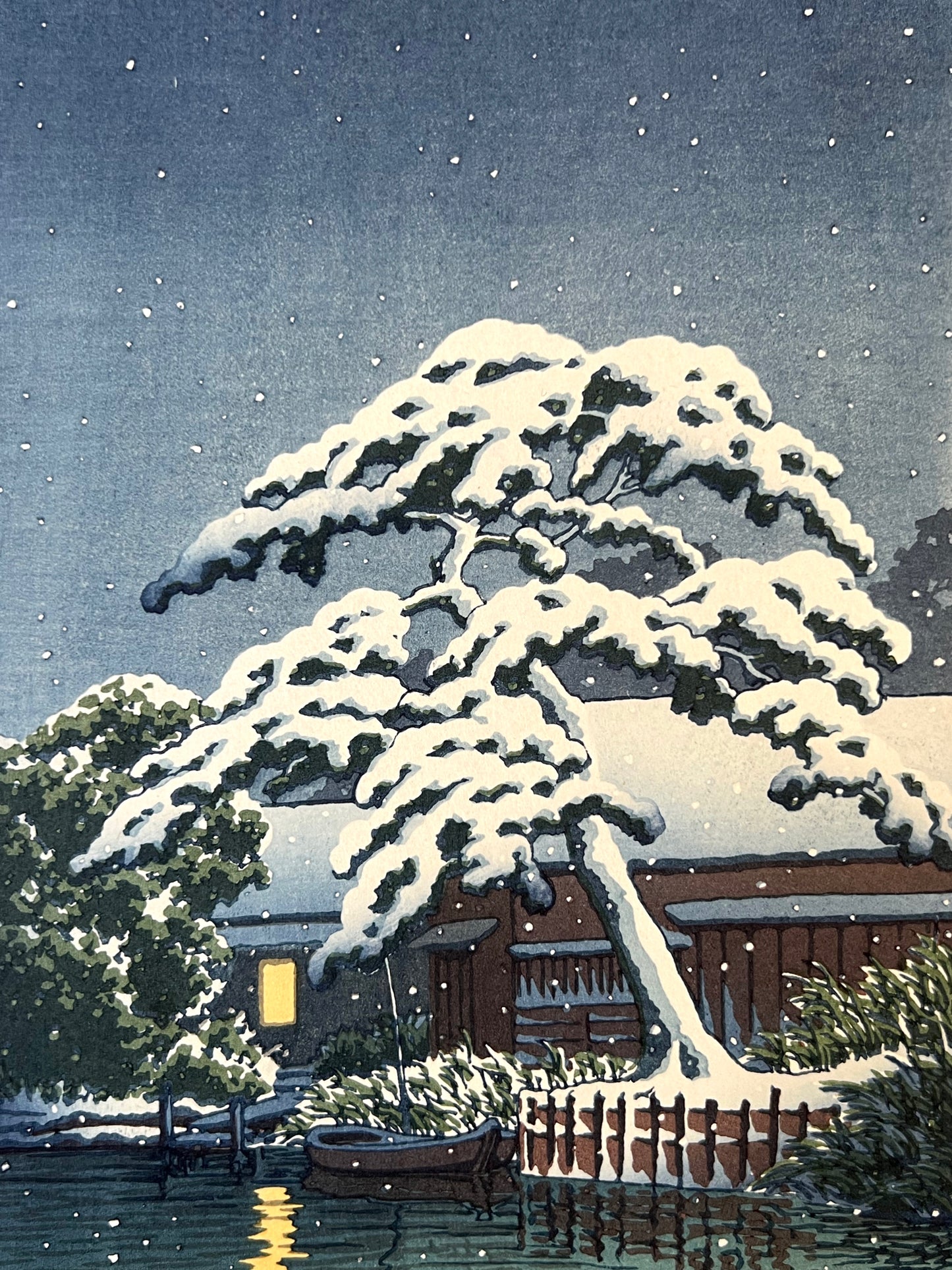 estampe japonaise de hasui kawase funabori lumière à la fenetre d'une maison et son reflet sur l'eau