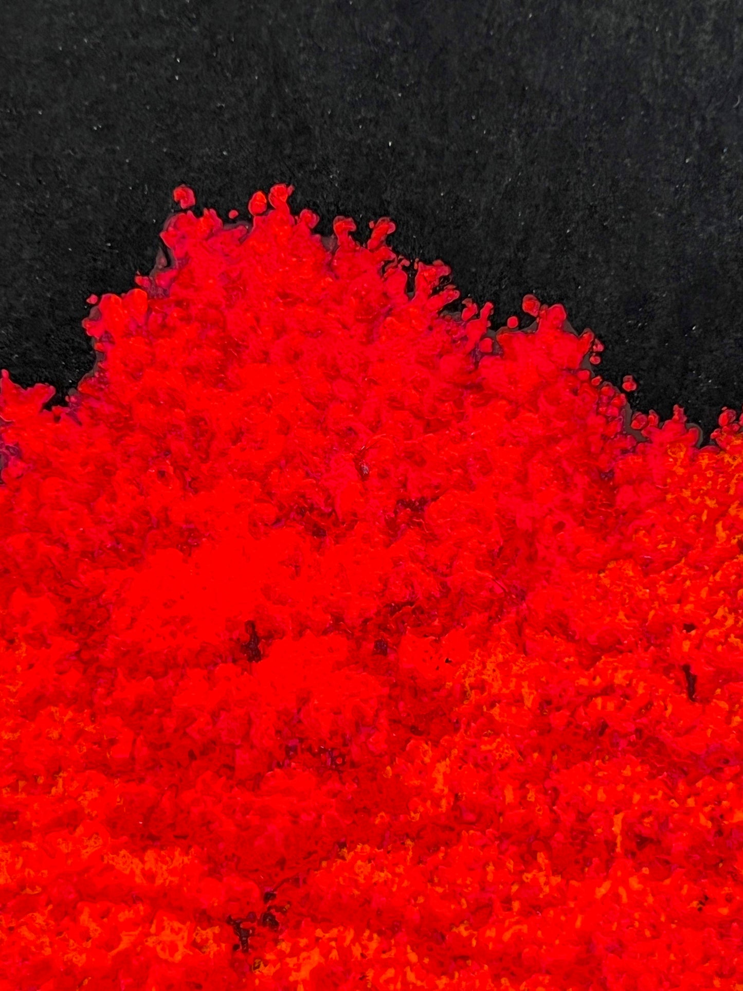 Estampe Japonaise contemporaine de Teruhide Kato Jardin Zen du temple Ryoan-ji avec les érables rouges flamboyant sous une nuit de pleine lune automne, le rouge feu des érables sur le ciel noir de la nuit