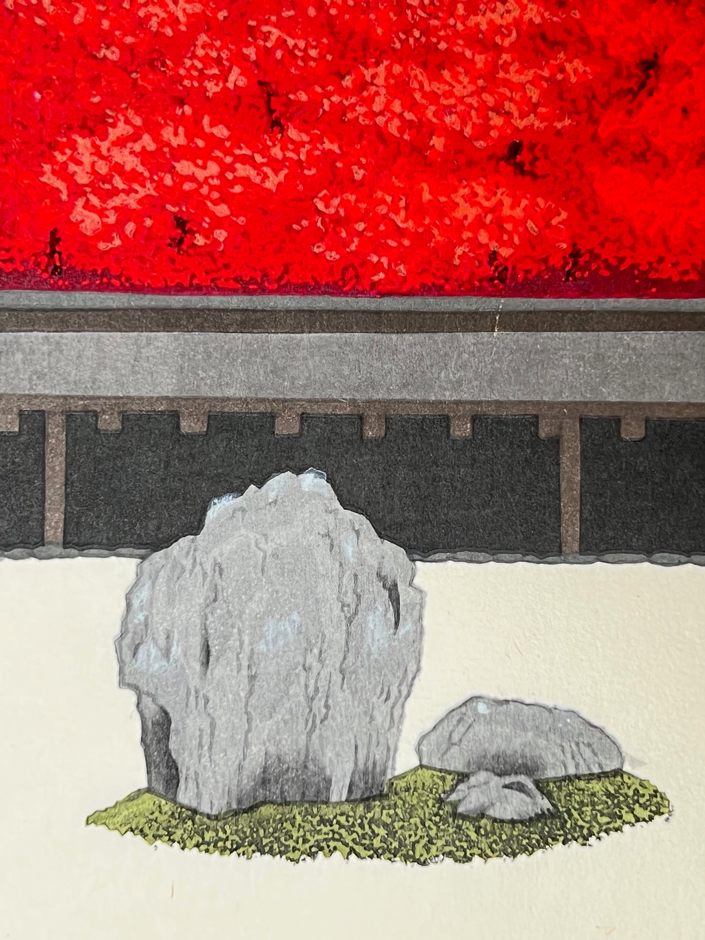 Estampe Japonaise contemporaine de Teruhide Kato Jardin Zen du temple Ryoan-ji avec les érables rouges flamboyant sous une nuit de pleine lune automne, le rocher du jardin de pierres