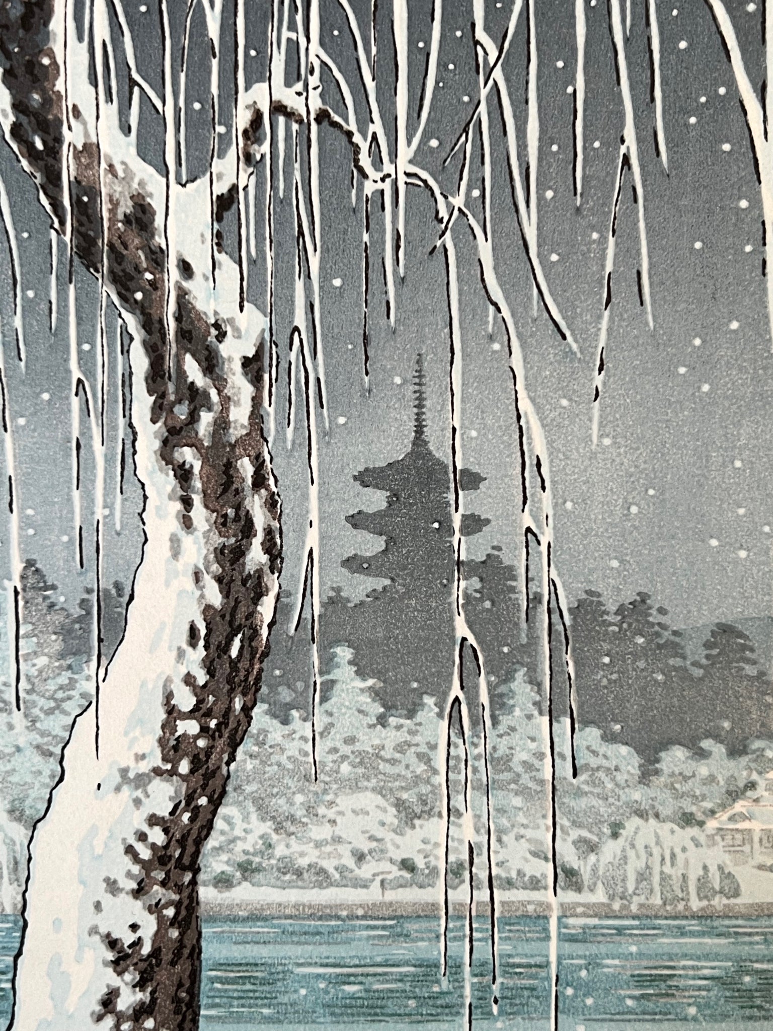 estampe japonaise de koitsu paysage de neige etang et arbre gele, la pagode dans le lointain