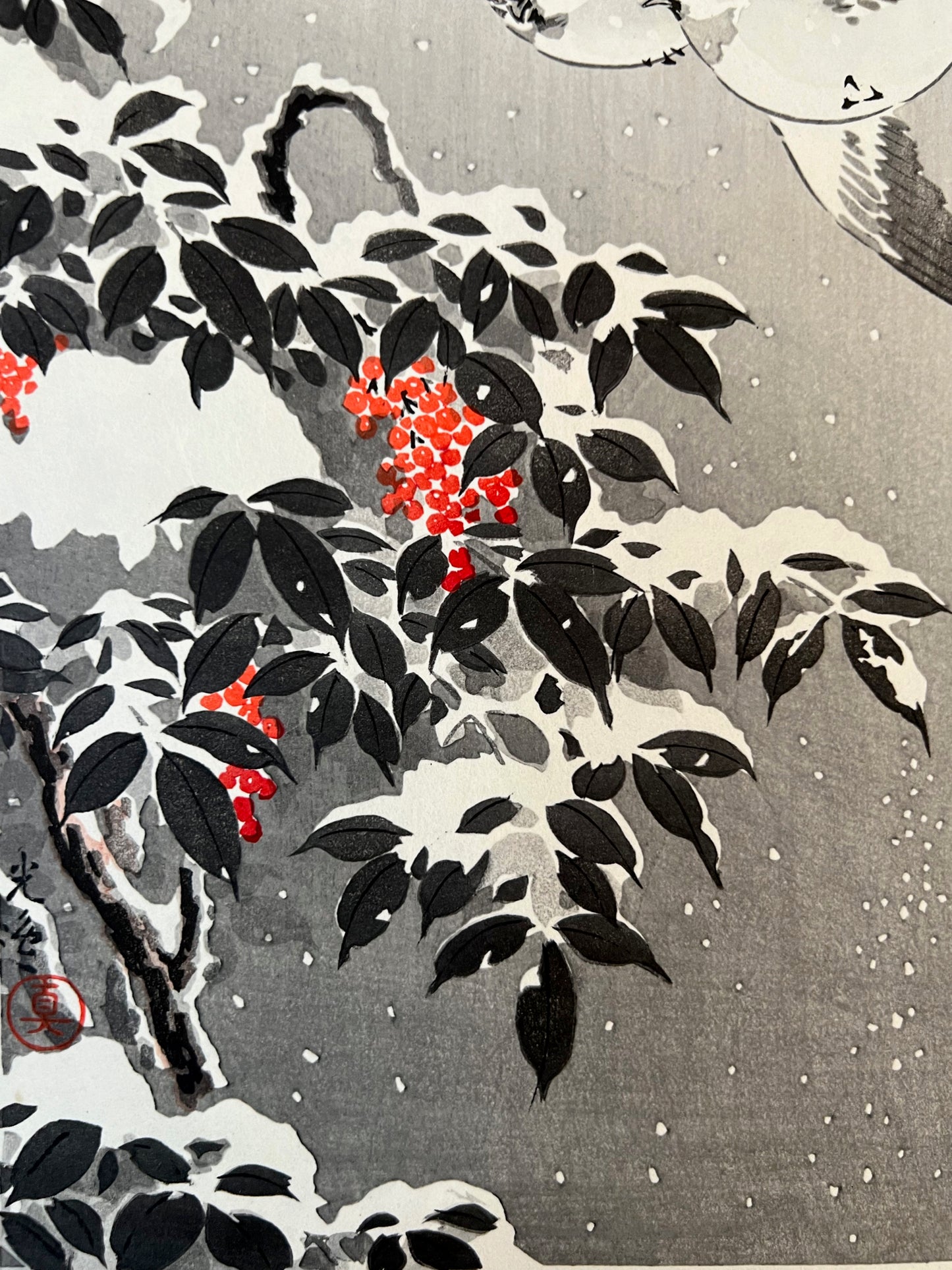 estampe japonaise de Koitsu Moineaux au dessus d'une branches enneigée avec grappe de fruits rouges, gros plan sur les feuilles couvertes de neige et les baies rouge